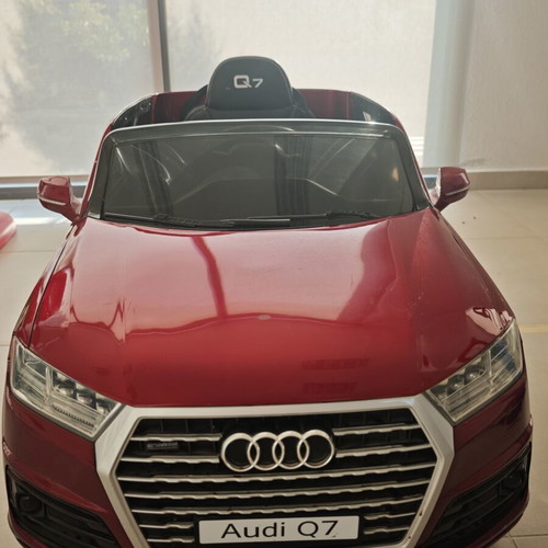 Audi Q7 Kids Electric Car like new, red with remote control