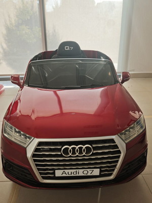 Audi Q7 Kids Electric Car like new, red with remote control