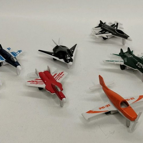 Plastic airplanes used, pack of 7 pieces