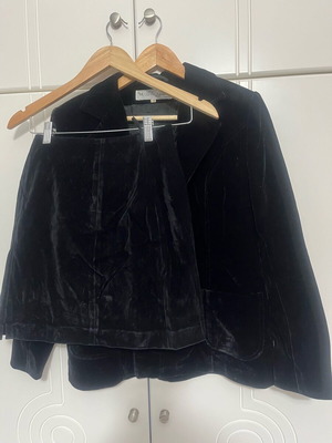 Velvet skirt-jacket set black like new