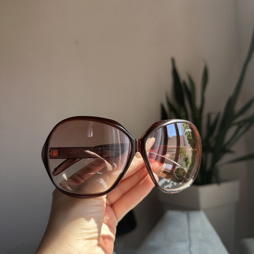 Big sunglasses, red