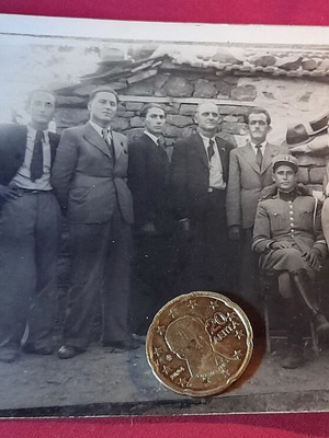 Βίντατζ ασπρόμαυρη φωτογραφία με στρατιωτικούς και άνδρες με κοστούμια, σαν καινούργιο
