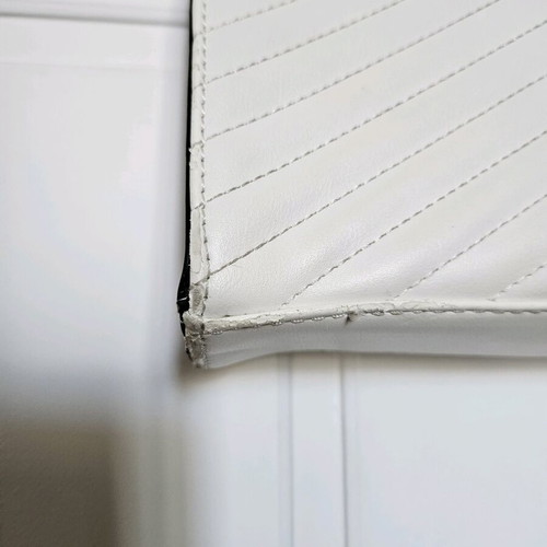 White shoulder bag with zipper and inner pockets