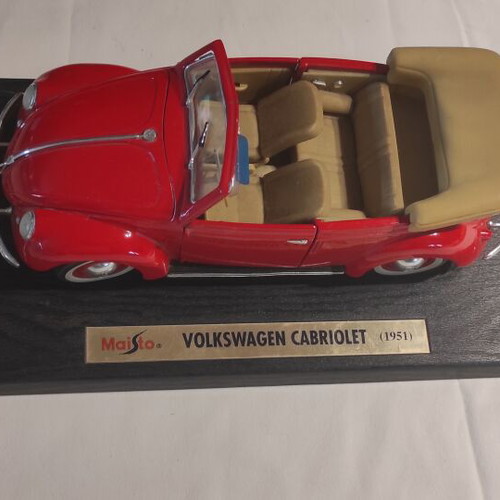 Volkswagen Cabriolet Maisto 1:18 collectible model like new, red