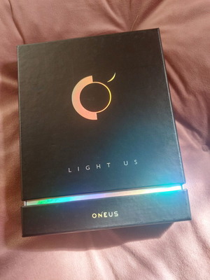 Oneus Light Us албум като нов