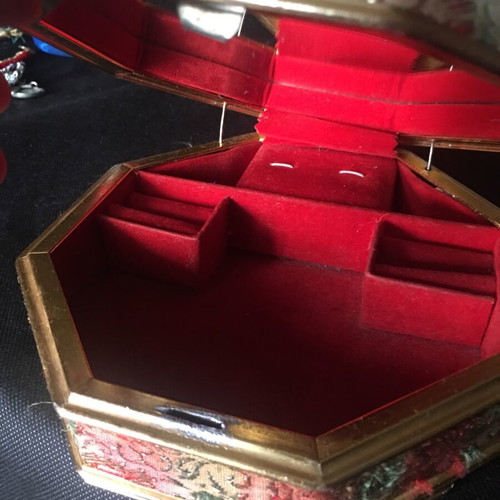 Jewelry box with music and mirror like new, vintage