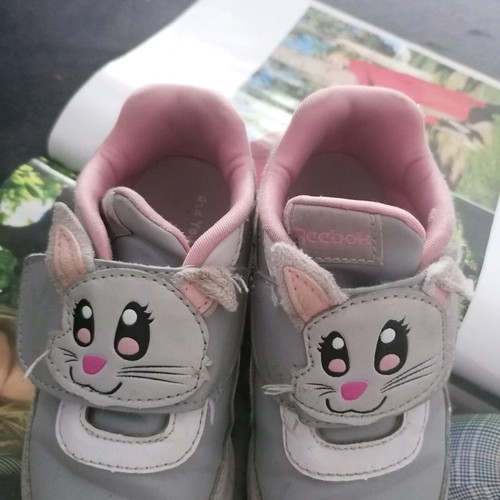 Children's sports shoes used, size 26, with small defect