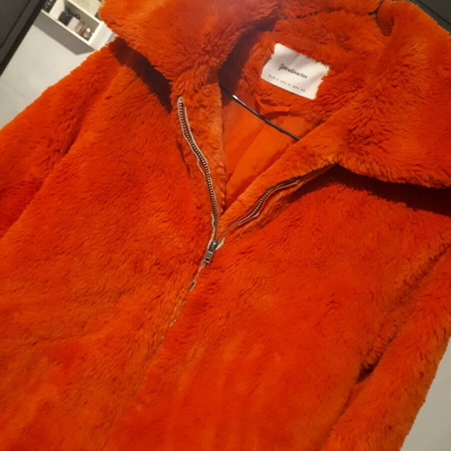 Stradivarius orange fur like new, with torn pocket lining