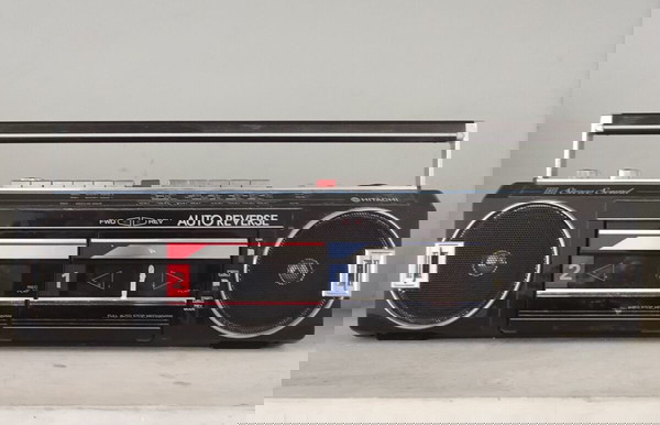 Продава се СЪБИРАТЕЛСКО РЕДКОВНО ДВОЙНО РАДИОКАСЕТОФОН BOOMBOX HITACHI TRK W 404 W от 1980-те години