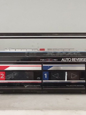 Продава се СЪБИРАТЕЛСКО РЕДКОВНО ДВОЙНО РАДИОКАСЕТОФОН BOOMBOX HITACHI TRK W 404 W от 1980-те години