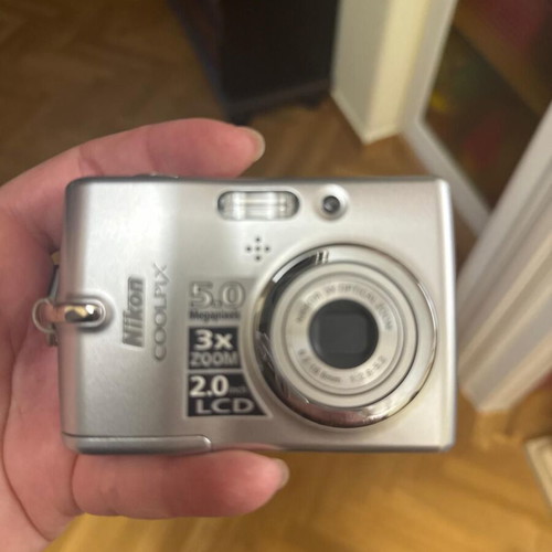 Nikon Coolpix 5.0MP vintage digital camera used, lens issue