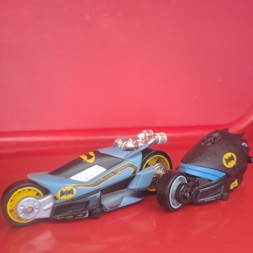 Hot Wheels Batman Thunder Cycles 2006 and Batman vehicle