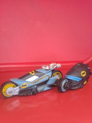 Hot Wheels Batman Thunder Cycles 2006 and Batman vehicle