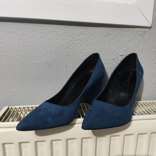 Sarigiannis Blue Suede Pumps Size 38 Like New, 8 cm Heel