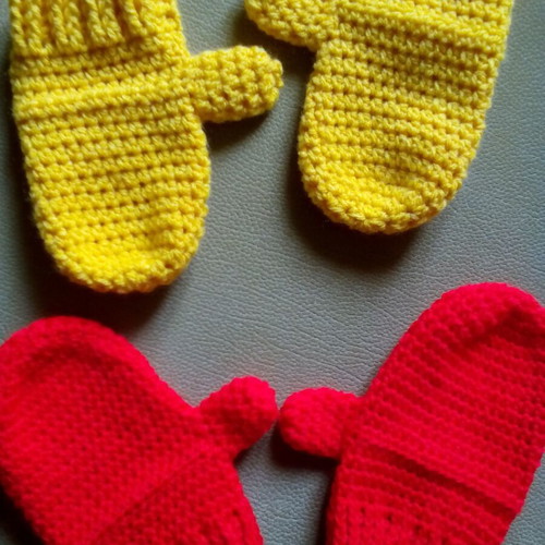 Handmade knitted children's gloves new