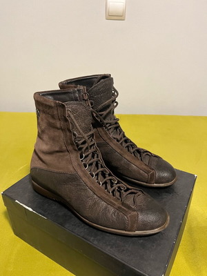 Emporio Armani boots like new, brown size 42 with metallic eyelets