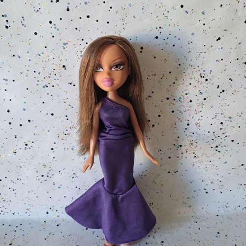 Bratz The Fashion Show Evening Wear Yasmin doll used with flaws and mismatched shoes