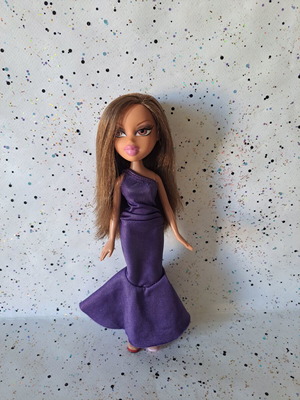 Bratz The Fashion Show Evening Wear Yasmin doll used with flaws and mismatched shoes