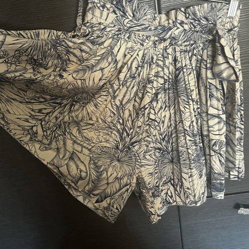 Celestino shorts like new, size M with belt, beige and blue