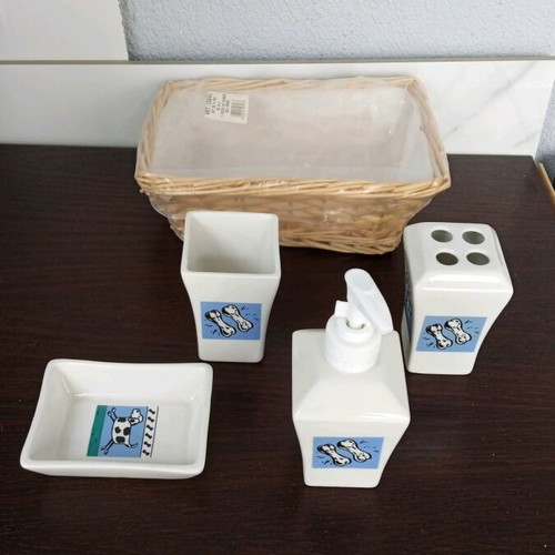 Bathroom set like new with cleaning products and accessories