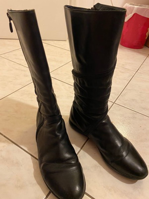 Leather boots used, black low style, size 37