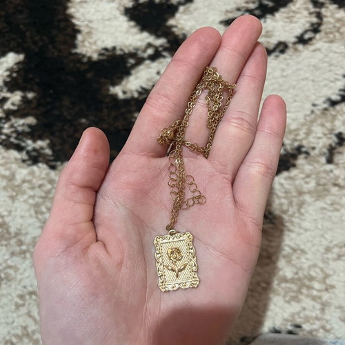 Necklace with rose like new, gold-colored