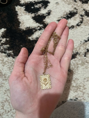 Necklace with rose like new, gold-colored