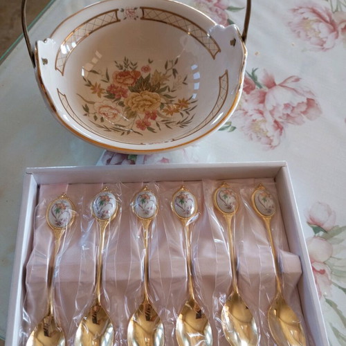 Spoons and bowl like new, set of 6 with handle, minor defect
