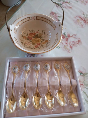 Spoons and bowl like new, set of 6 with handle, minor defect