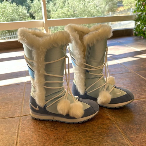 Modern & impressive NIKE boots in a beautiful blue color.