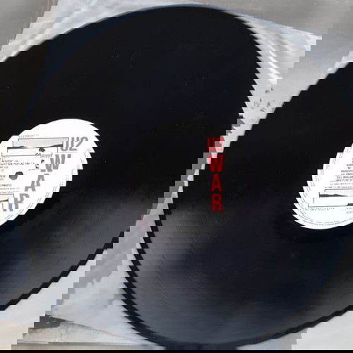 U2 - WAR (1983) VINYL- ΣΠΑΝΙΟ ΣΥΛΛΕΤΙΚΟ ΜΕ ΣΦΑΛΜΑ ΠΑΡΑΓΩΓΗΣ-ΙΔΙΑ ΕΤΙΚΕΤΑ -Β' ΠΛΕΥΡΑ-ΣΕ ΚΑΘΕ ΠΛΕΥΡΑ
