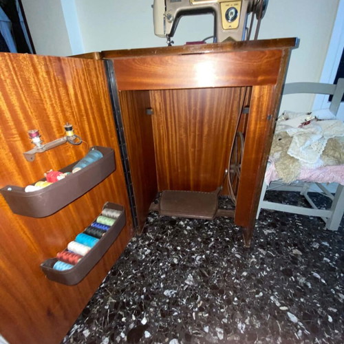 Dalia Sewing Machine made in Japan with cabinet like new