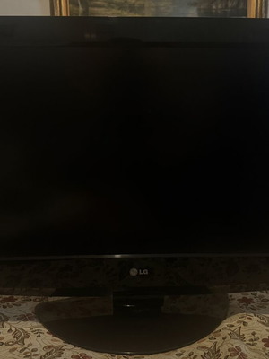 LG 32-inch TV with external digital decoder