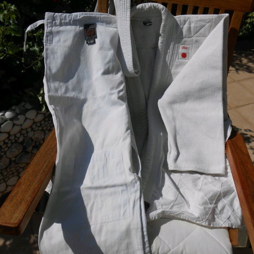 Judo suit size 3/160 like new with white belt