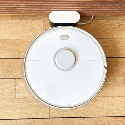 Xiaomi Roborock S5 Max robot vacuum used with large water tank and dock mat