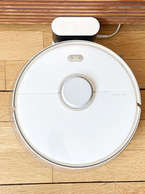 Xiaomi Roborock S5 Max robot vacuum used with large water tank and dock mat