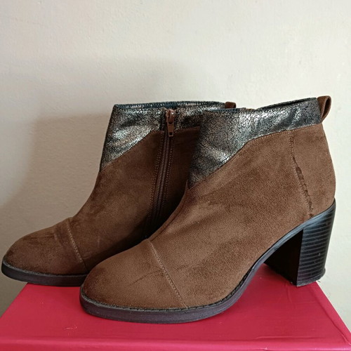 Vanessa Wu brown suede ankle boots used with bronze detail