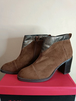 Vanessa Wu brown suede ankle boots used with bronze detail