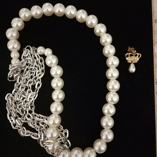 Jewelry set with pearls and earrings with gold crown