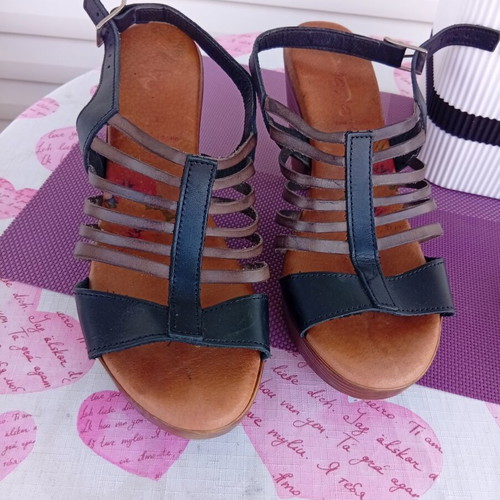 Marila Footwear women's leather sandals size 39 like new black