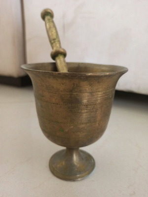 Vintage brass mortar with pestle in good condition
