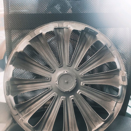Car hubcap 15 inches used with scratches and cracks
