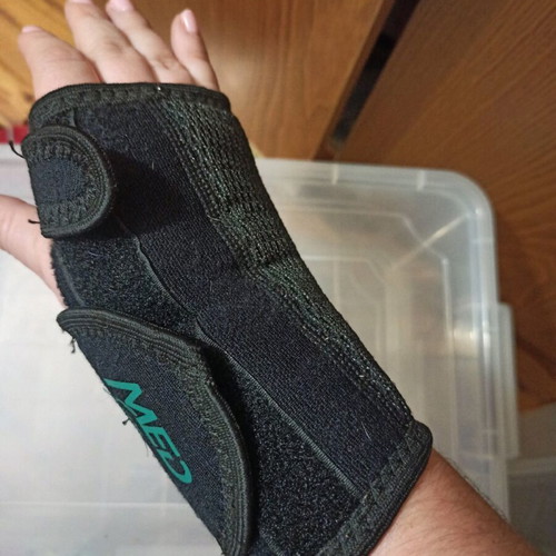 Medline right hand splint used with wrist support