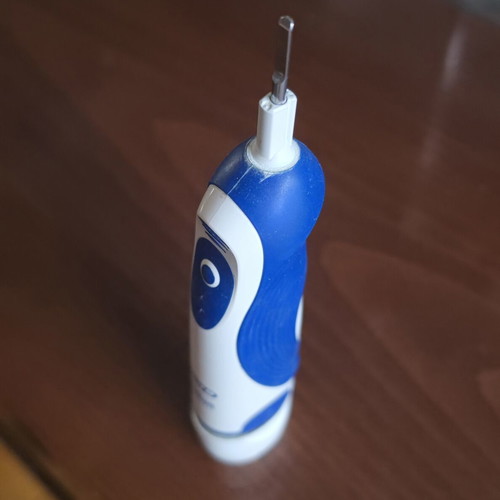 Oral-B Braun electric toothbrush like new, blue
