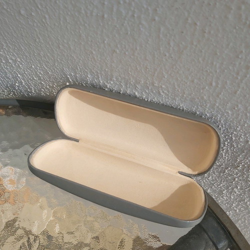 Kiwi gray glasses case like new with 2 cleaning cloths