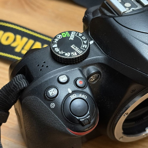 Nikon D3400 camera kit with DX VR 18-140mm lens, case and Sandisk memory