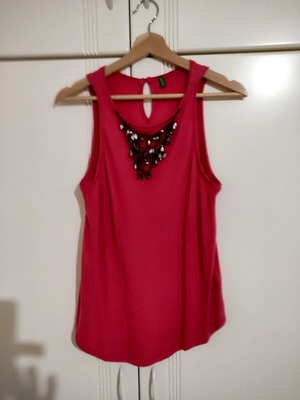 Benetton women's summer sleeveless top small with removable jewelry