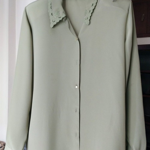 Vintage romantic shirt sage green embroidered collar size L like new