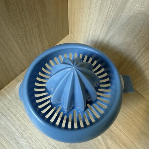 Plastic handheld citrus juicer with measuring container