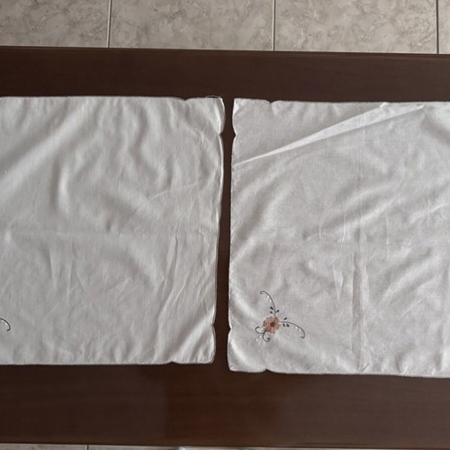 Set of 2 white napkins with flower like new